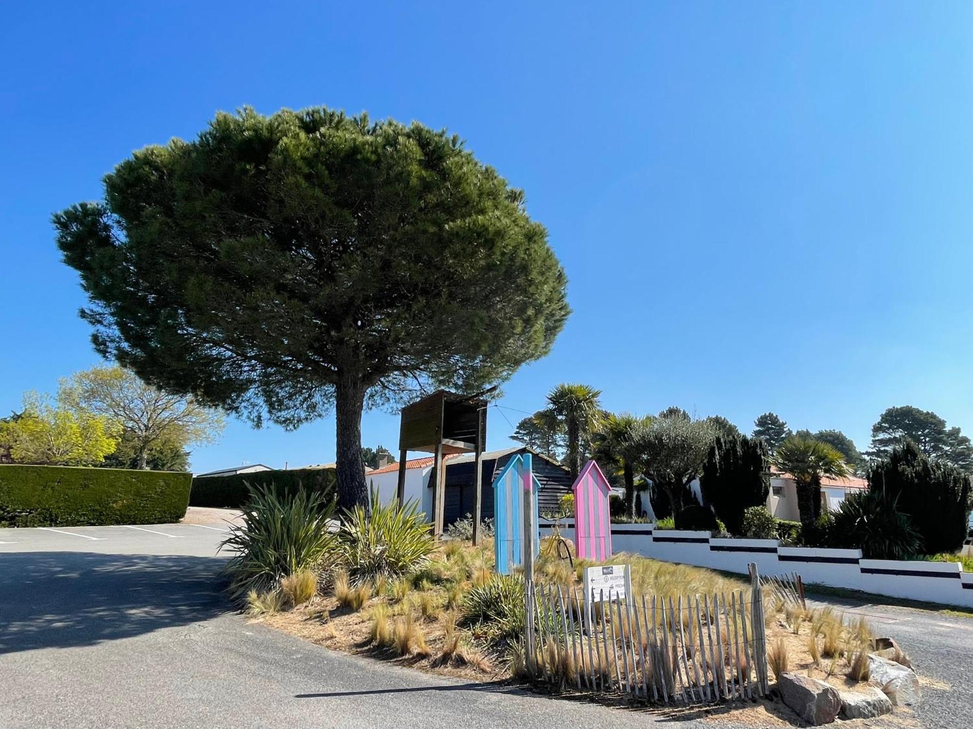 Camping Les Brillas Les Moutiers Exteriör bild
